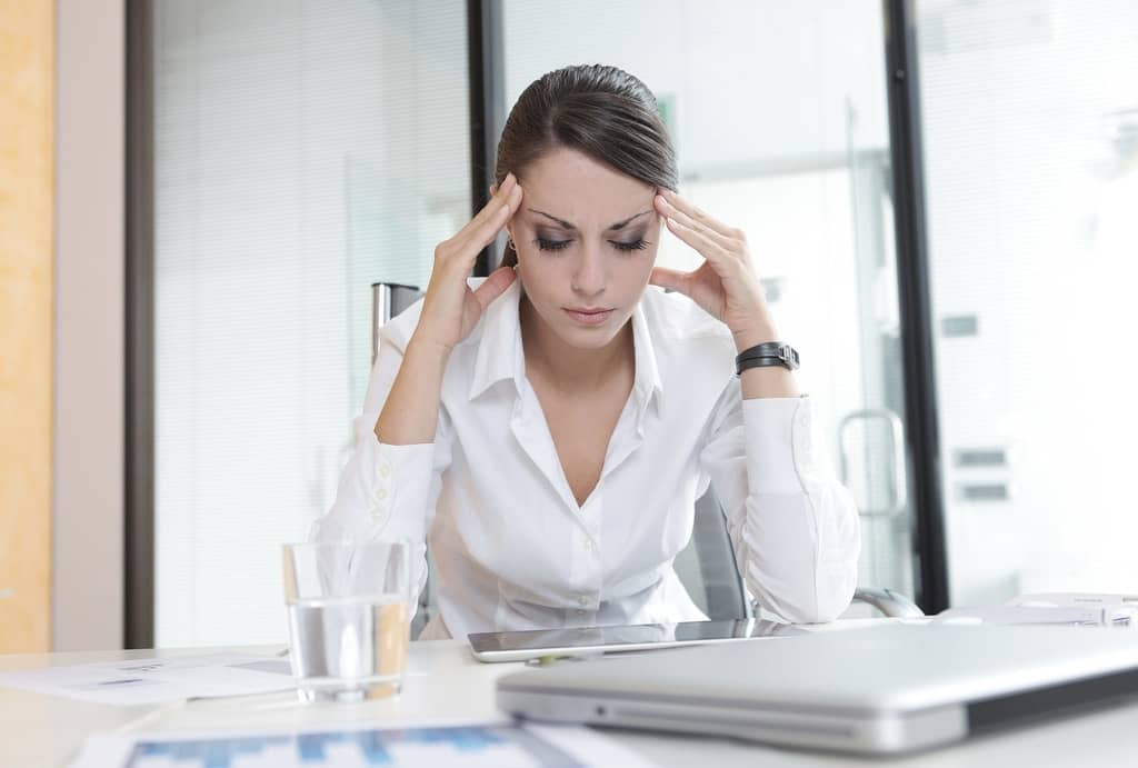 Giải pháp nào cho tình trạng lão hóa da? 4 stressed woman 1