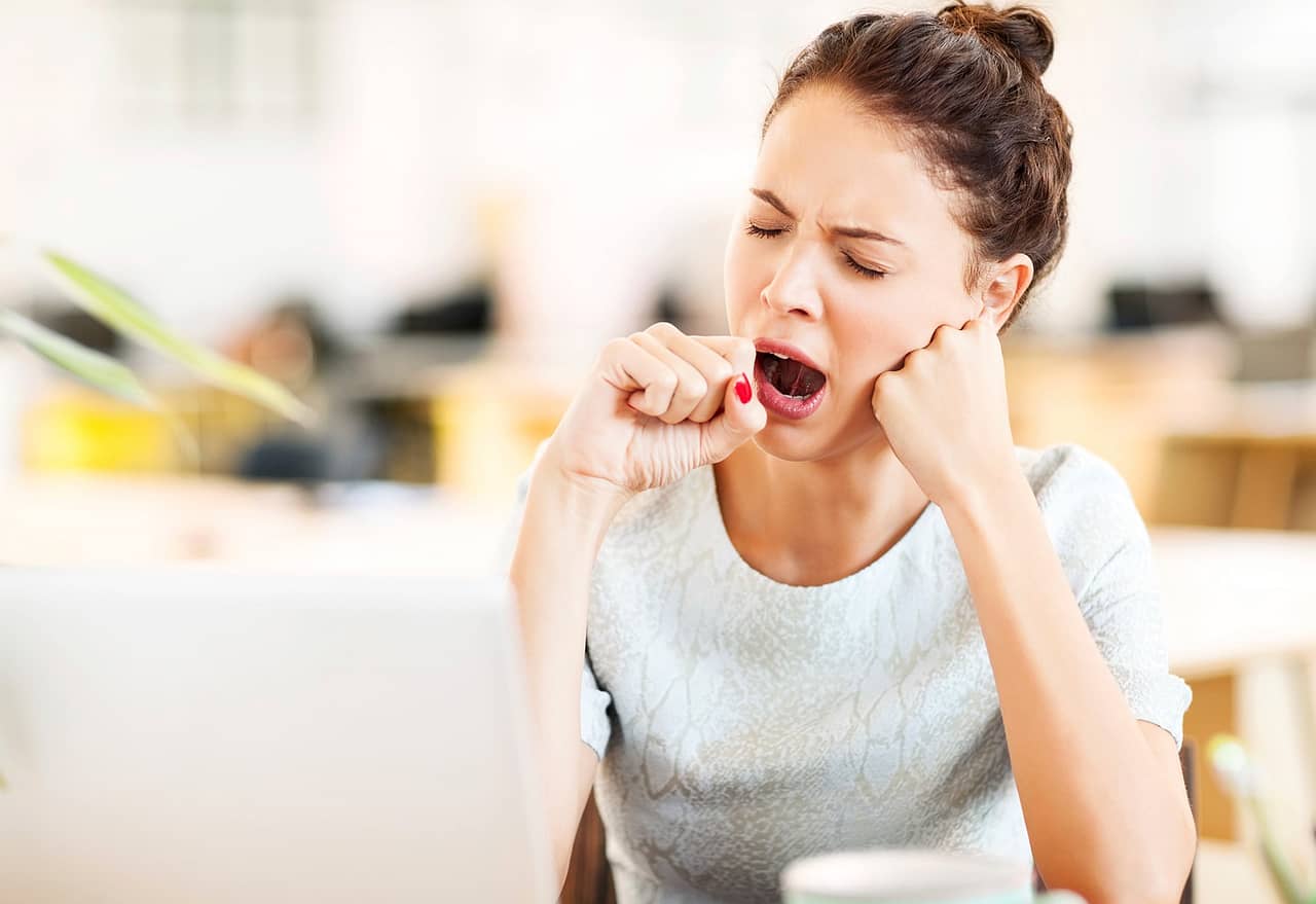 Điểm mặt chỉ tên 5 nguyên nhân gây nhăn da vùng mắt mọi người dễ mắc phải 3 thuc-khuya-thieu-ngu-ngu-khong-ngon-giac-la-nguyen-nhan-gay-nhan-da-vung-mat-1-min