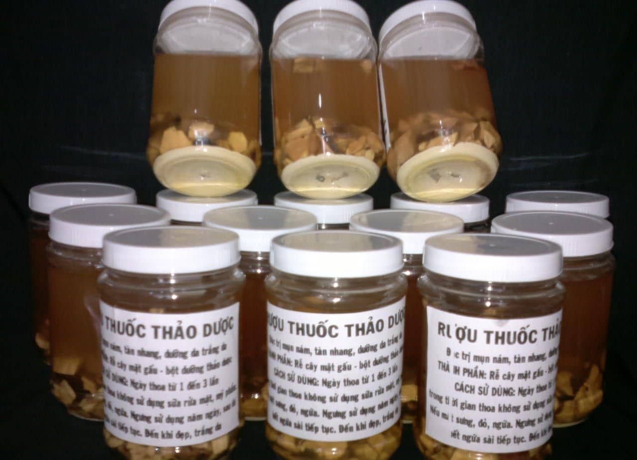 Cảnh báo: Tai hại khi tuỳ tiện điều trị nám sau sinh bằng thảo dược thiên nhiên 2 chi-em-nen-canh-giac-loai-thuoc-ruou-tri-nam-khong-xuat-xu-ro-rang2-min