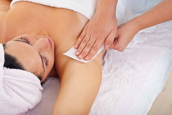 Truy tìm cách triệt lông vùng cánh an toàn, thẩm mỹ cao hiện nay 8 waxing-vung-long-nach-phai-chiu-su-dau-rat-do-da-4