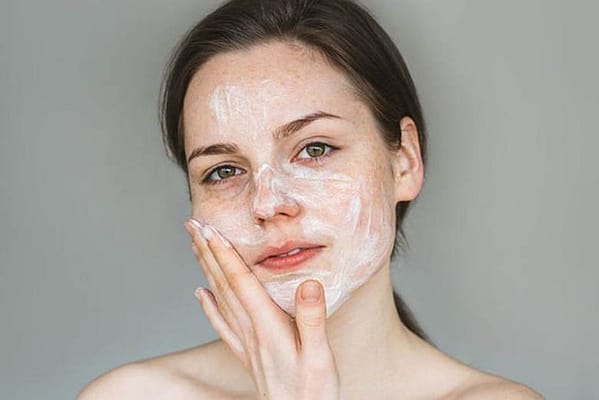 Chăm sóc da mụn như thế nào mới đúng? 5 Chăm sóc da mụn bằng cách làm sạch vùng da bị mụn bởi nó rất dễ nhiễm trùng và lan ra xung quanh