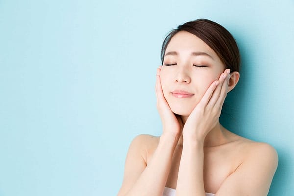 Chị em thi nhau áp dụng cách làm mờ vết nhăn hiệu quả bằng massage tại nhà 5 thoa-long-ban-tay-vao-nhau-cho-den-khi-cam-thay-nong-ap-len-vung-mat-trong-vong-5-phut-2-min-1