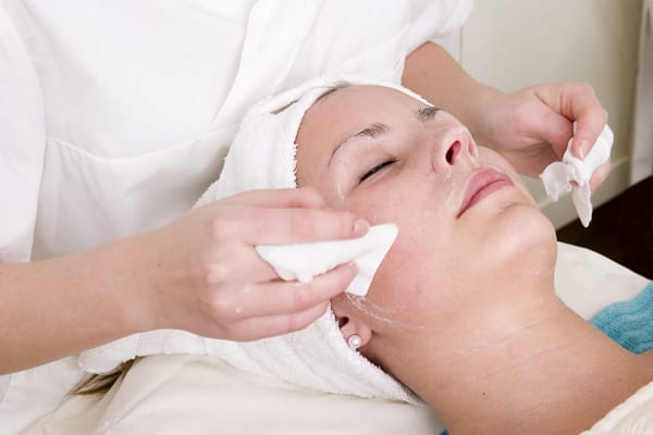 Cận cảnh quy trình điều trị nám da công nghệ laser tại Cosmedical Clinic 6 truoc-khi-dieu-tri-laser-khach-hang-se-duoc-lam-sach-da-loai-bo-te-bao-chet-bui-ban