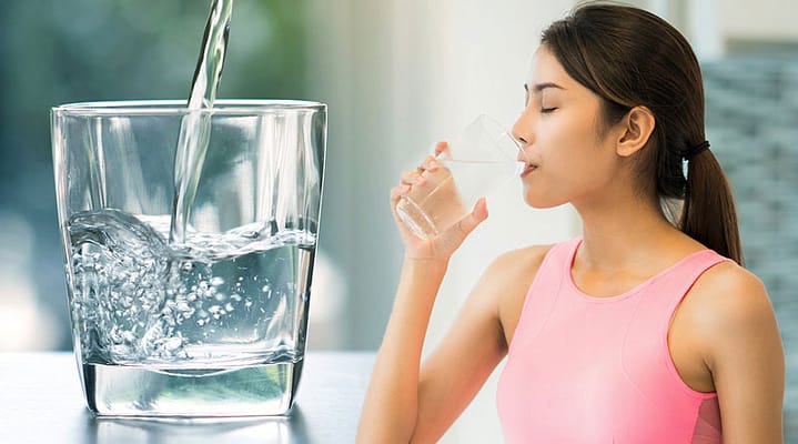 Làm sao giữ vững trọng lượng cơ thể trong những ngày giáp tết? 6 Uống nước nhiều giúp kiểm soát trọng lượng cơ thể