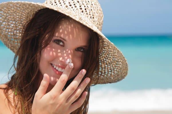 Thuốc lột da mặt trị nám có phải là cách làm mờ nám da an toàn, hiệu quả ? 11 Bảo vệ da khỏi nắng trực tiếp bằng mũ rộng vành, khẩu trang, thoa kem chống nắng 30 phút trước khi đi ra ngoài