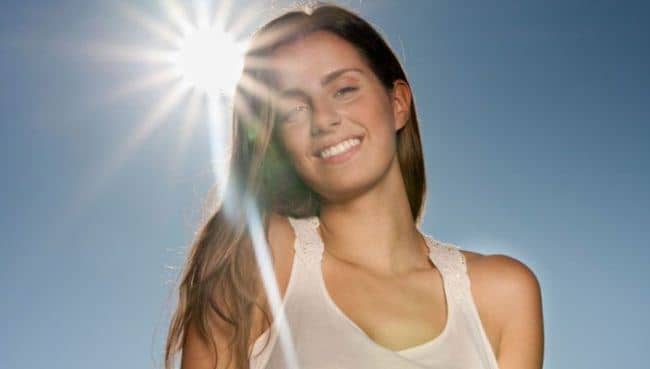 Mụn trứng cá - Nguyên nhân và cách khắc phục 8 nam tan nhang do tiep xuc nhieu voi anh nang mat troi 1