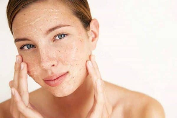 Chăm sóc da mặt - Đâu là quy trình hoàn hảo nhất? 9 Tẩy da chết giúp loại bỏ các lớp sừng còn sót lại trên da